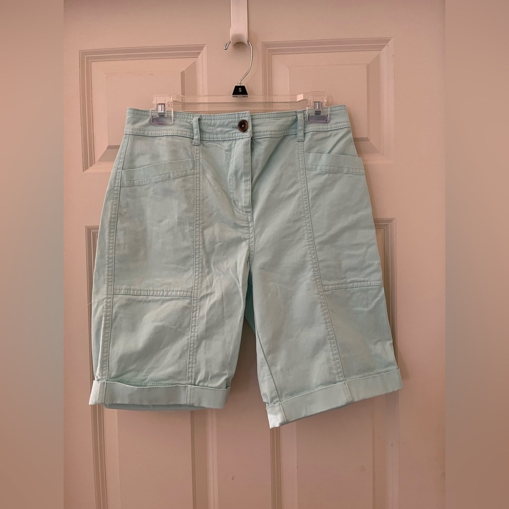 Women’s Boden Mint Green Cuffed hem Bermuda Shorts 9” pockets size 4